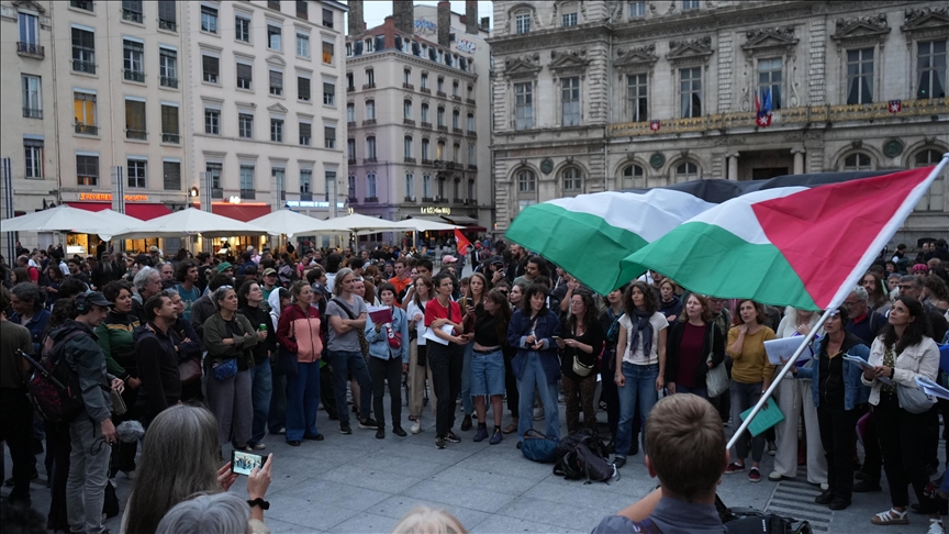 مظاهرات في مدن فرنسية احتفالا بسقوط حكومة بايرو