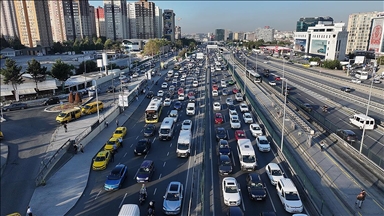 İstanbul'da haftanın ikinci iş gününde trafik yoğunluğu yaşanıyor