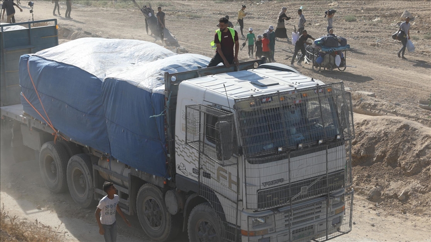 قوافل إنسانية بالعريش المصرية تنتظر دخول غزة عبر كرم أبو سالم