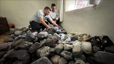 Elazığlı çiftçi meteor olduğunu düşündüğü yüzlerce taşı evinin bir odasında biriktirdi