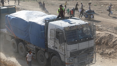 قوافل إنسانية بالعريش المصرية تنتظر دخول غزة عبر كرم أبو سالم