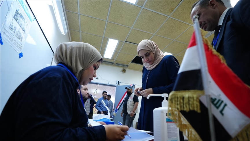 برلمانيات العراق.. رئيس "يونامي" يتفقد مراكز الاقتراع ويشيد بالتنظيم 