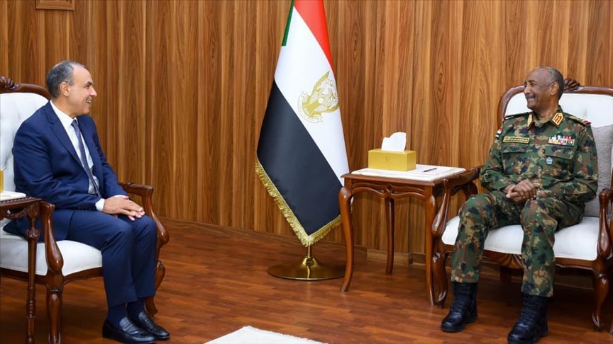 البرهان يبحث مع وزير الخارجية المصري الأوضاع في السودان 