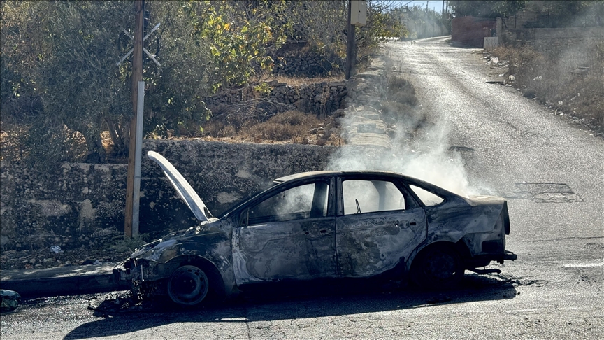 مستوطنون يصيبون فلسطينييْن ويحرقون مساكن ومركبات شمالي الضفة