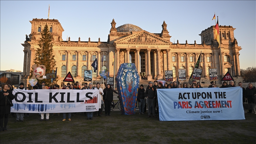 Berlin, aktivistët marshojnë në 10-vjetorin e Marrëveshjes së Parisit