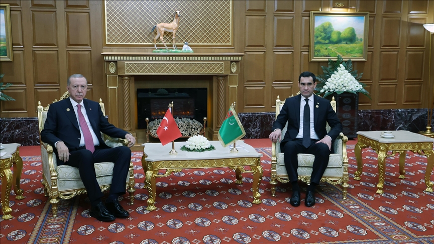 الرئيس أردوغان يلتقي نظيره التركمانستاني في عشق آباد