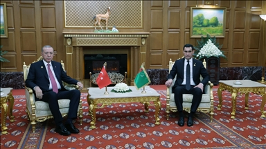 الرئيس أردوغان يلتقي نظيره التركمانستاني في عشق آباد