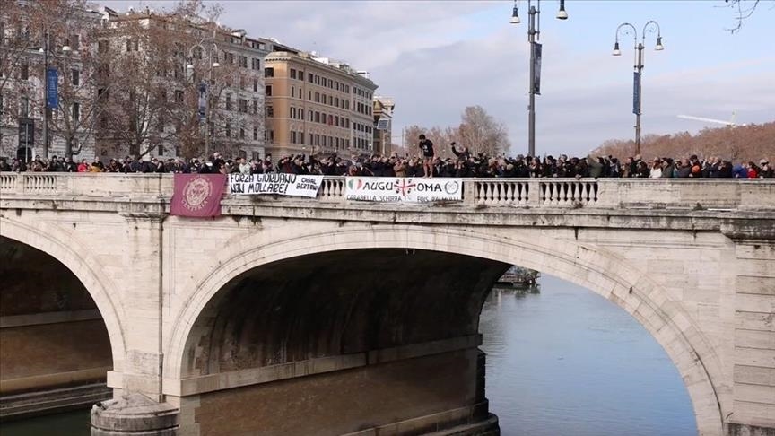 Скокови во реката Тибар, новогодишна традиција во Италија стара 80 години