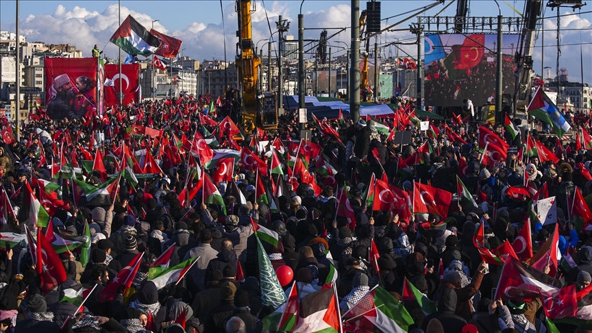 إسطنبول.. اختتام مسيرة تضامنية مع فلسطين على جسر غالاطة