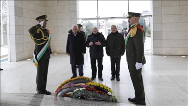 القيادة الفلسطينية تضع أكاليل زهور على ضريح عرفات بذكرى انطلاق "فتح"