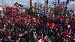 إسطنبول.. اختتام مسيرة تضامنية مع فلسطين على جسر غالاطة