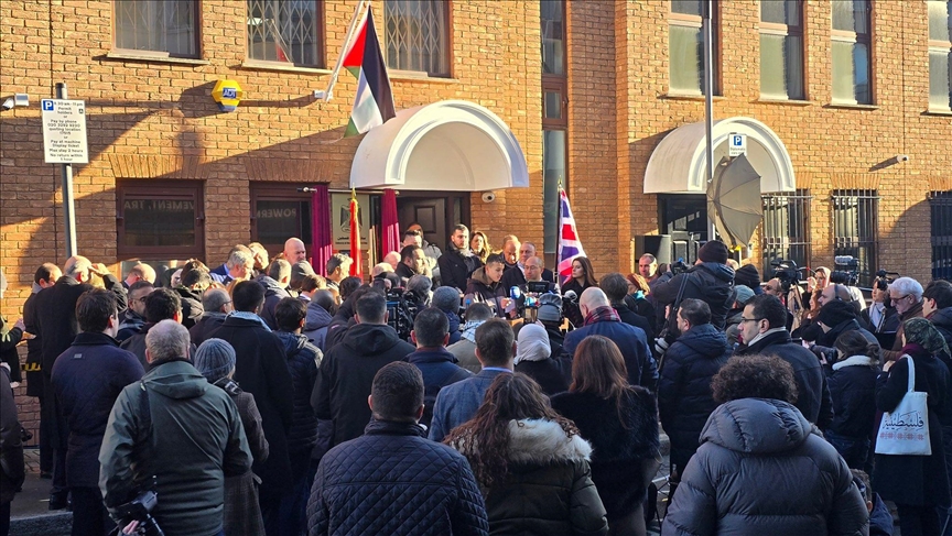 Londra'daki Filistin Misyonu'na "Büyükelçilik" tabelası asıldı