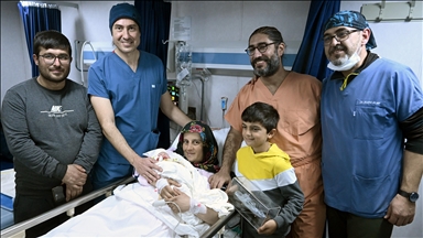 Doktorluk yaptığı gemide dünyaya gelen bebekle iletişimini koparmıyor