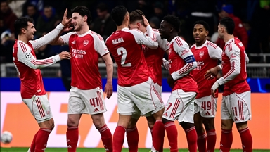 Premier Lig'de Arsenal, rakiplerinin puan kaybettiği haftada liderliğini pekiştirdi