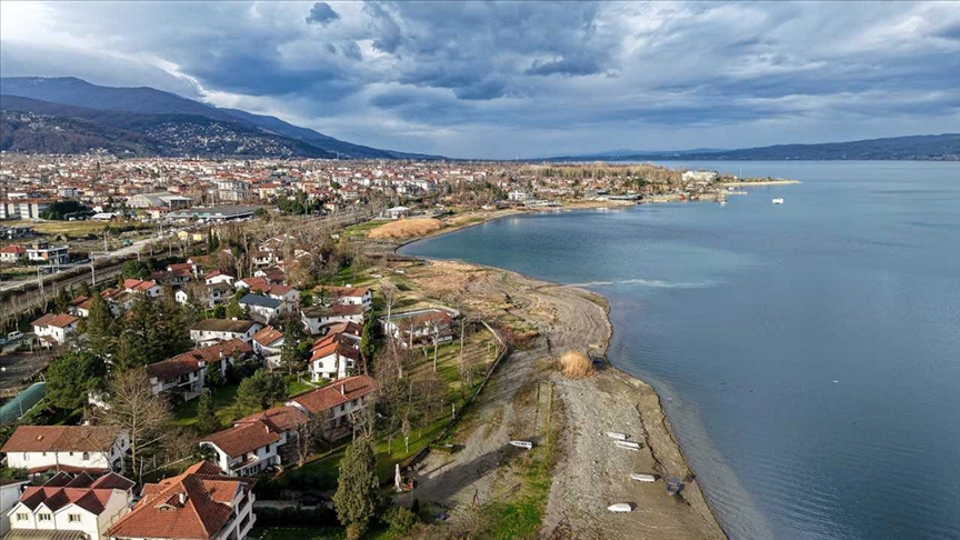 Yağışlar ve alternatif kaynaklarla beslenen Sapanca Gölü 30 santimetre  yükseldi