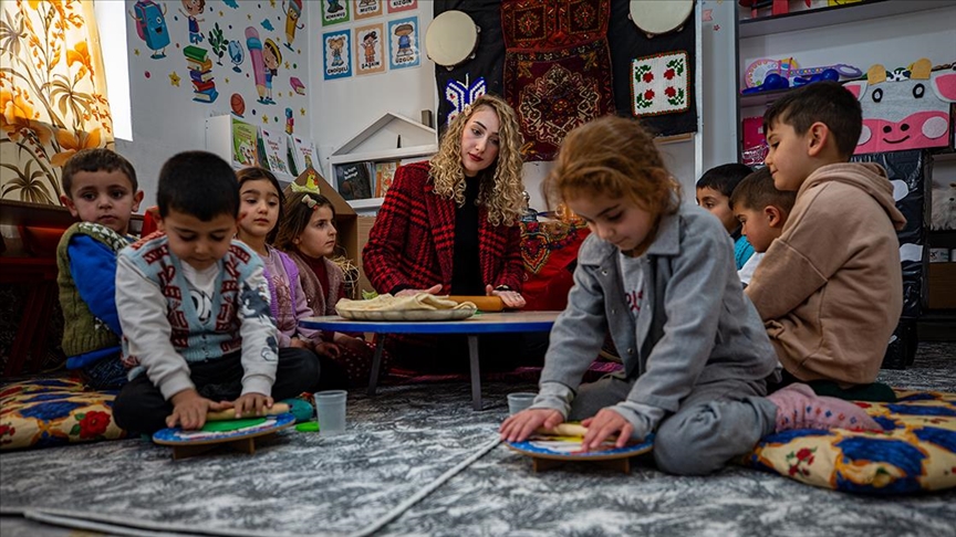 Ana sınıfı öğretmeninden minik öğrencilerine maketlerle uygulamalı eğitim