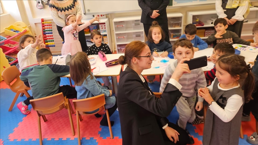 Kastamonu'da anaokulu öğrencilerinin esnafla bayramlaşmasının videosu ilgi gördü