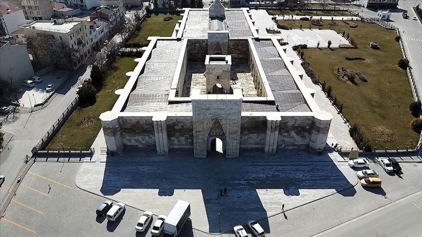 Dizi ve film yapımcılarının ilgisi tarihi Sultanhanı Kervansarayı'nın tanıtımına katkı sağlayacak