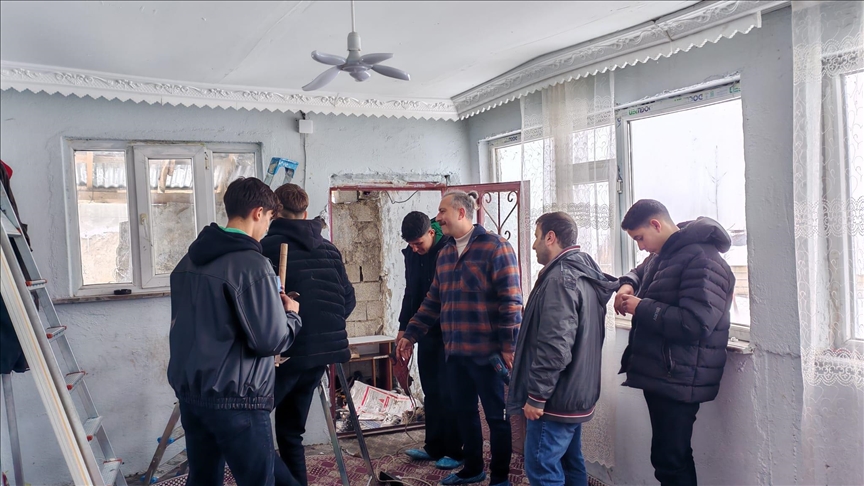 Meslek liseliler kırsaldaki yaşlı ve ihtiyaç sahiplerinin evlerine "ışık" oluyor