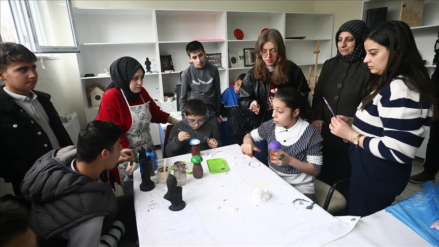 Gençler düzenledikleri etkinliklerle otizmli çocukları sanatla buluşturuyor
