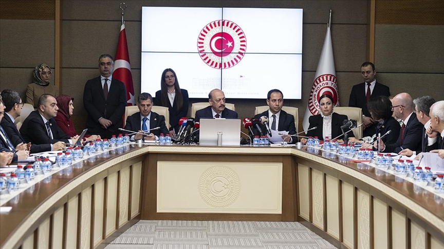 Sosyal medyaya ve doğum iznine yönelik düzenlemeleri de içeren kanun teklifi komisyonda kabul edildi haber görseli