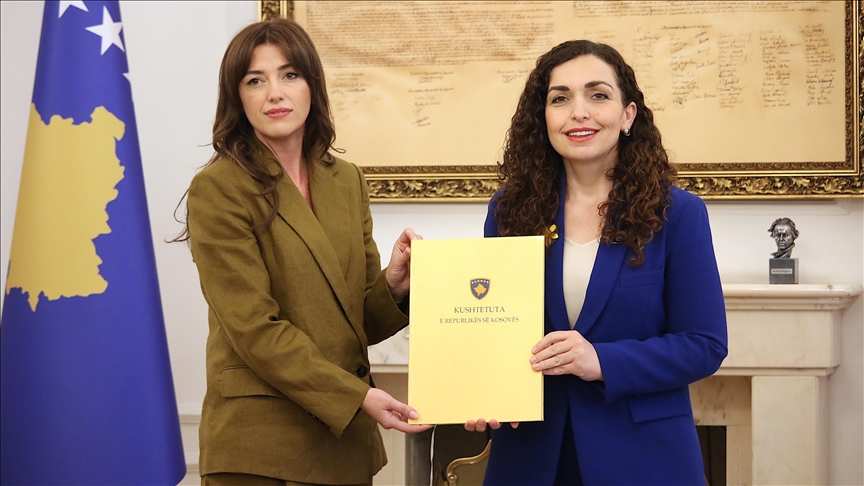 Presidentja Osmani përfundon mandatin 5-vjeçar, i dorëzon detyrën kryeparlamentares Haxhiu