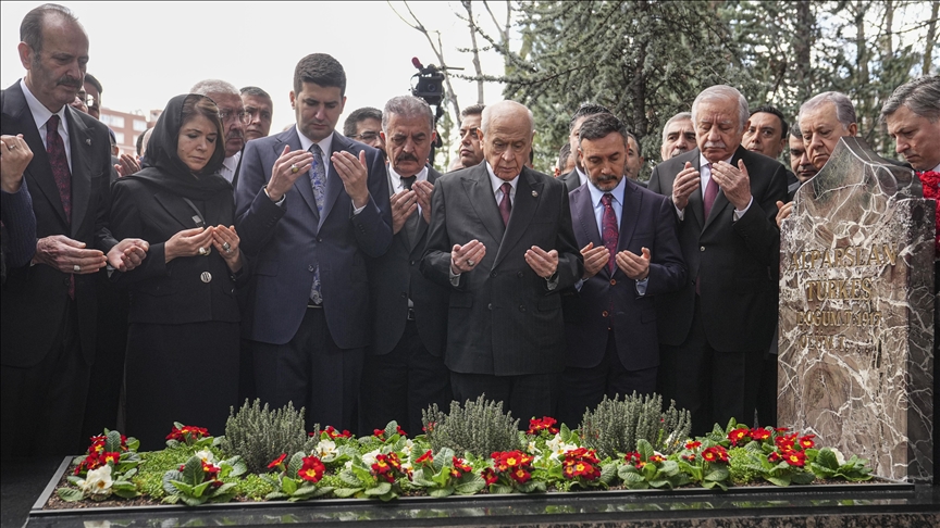 MHP Genel Başkanı Bahçeli, Alparslan Türkeş'in kabrini ziyaret etti haber görseli