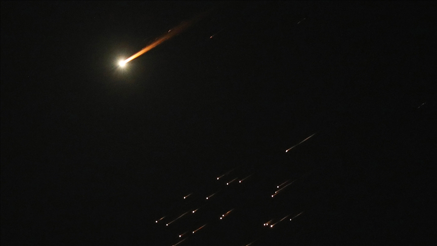 إسرائيل.. إصابة شخص وحريق بمصنع إثر موجتين من الصواريخ الإيرانية