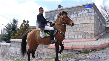 Tarihi mahallenin muhtarı at sırtında hizmete koşuyor