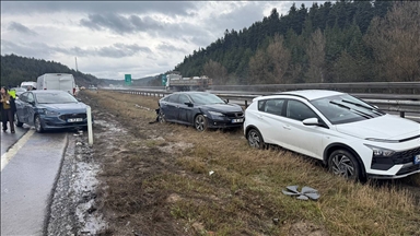 Anadolu Otoyolu'nda 9 aracın karıştığı kazada 6 kişi yaralandı