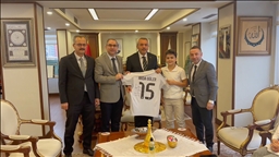 Rizeli Safa, Cumhurbaşkanı Erdoğan'dan istediği imzalı Arda Güler formasına kavuştu