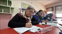 Kadın muhtar sayesinde nineler yıllar sonra okulun yolunu tutuyor