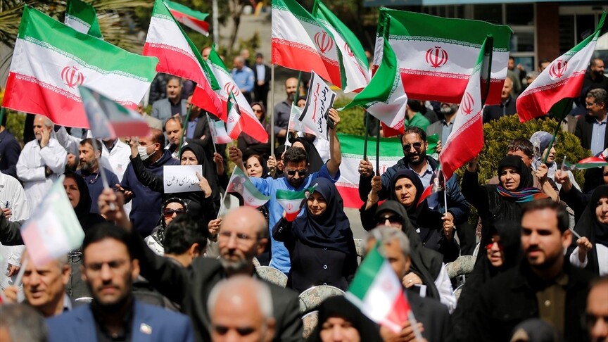 Tahran'da doktorlar, ABD ve İsrail'in sağlık merkezlerini hedef alan saldırılarını protesto etti