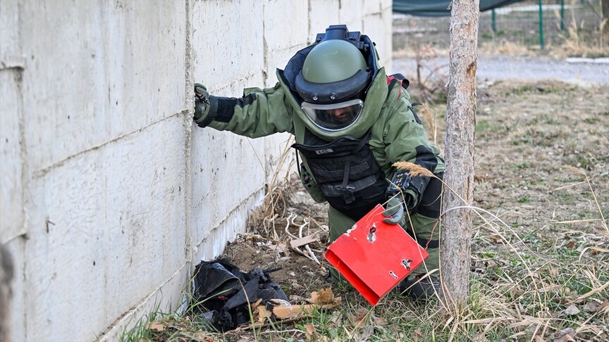 Bomba uzmanları "ilk hata son hatadır" prensibiyle görevlerini icra ediyor