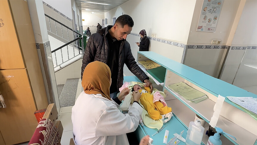 Uzuvlarını kaybetme riski taşıyan 26 günlük Gazel bebek, tedavi için Gazze dışına çıkmayı bekliyor
