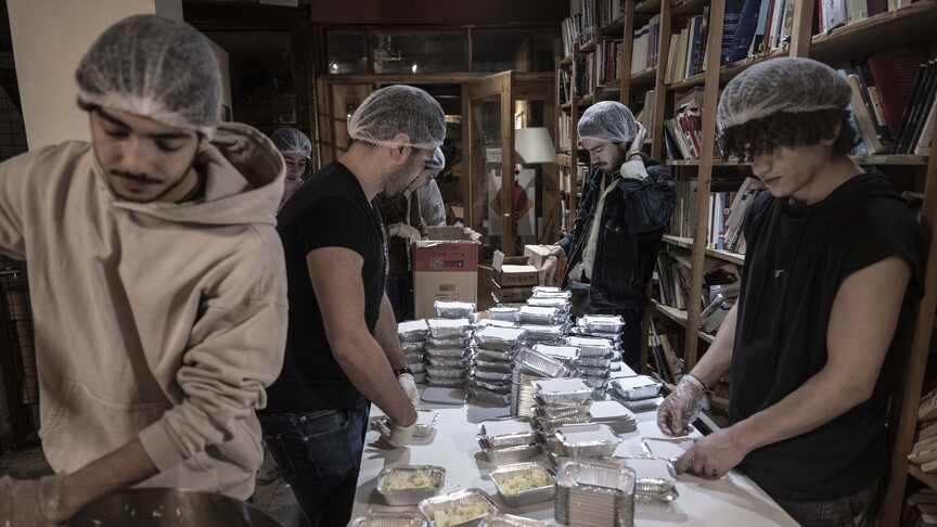 Lübnanlı aktivistler, İsrail'in saldırılarıyla evsiz bıraktığı ailelere yardım ulaştırarak umut oluyor