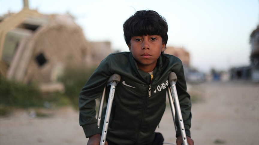 İsrail saldırısıyla koltuk değneğine mahkum kalan Gazzeli Yasir, yeniden oyun oynama hayali kuruyor