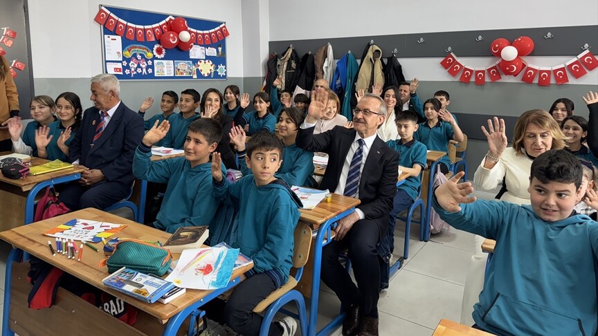 Depremlerin etkilediği Malatya'da hayırsever iş insanının yaptırdığı 24 derslikli okul açıldı