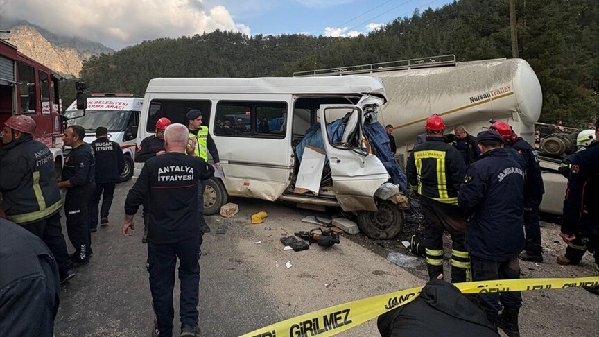 Burdur'da minibüsle tırın çarpışması sonucu 7 kişi öldü, 3 kişi yaralandı