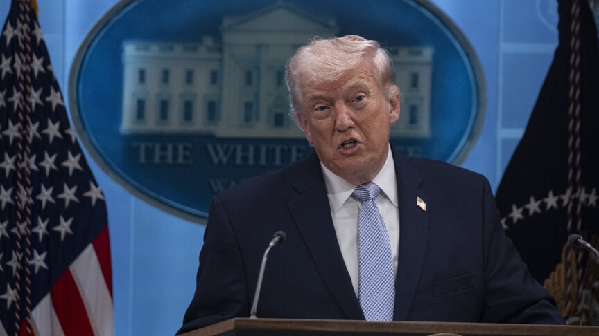 Trump, Hürmüz Boğazı'nın açılması şartıyla İran'la iki haftalık karşılıklı ateşkesi kabul ettiğini duyurdu