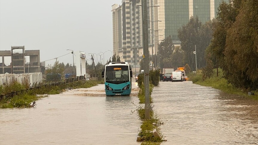 Hatay ve Osmaniye'de sağanak hayatı olumsuz etkiledi