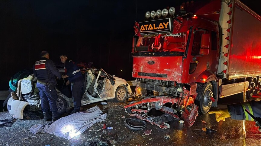 Burdur'da otomobil ile kamyonun çarpıştığı kazada 1 kişi hayatını kaybetti, 4 kişi yaralandı