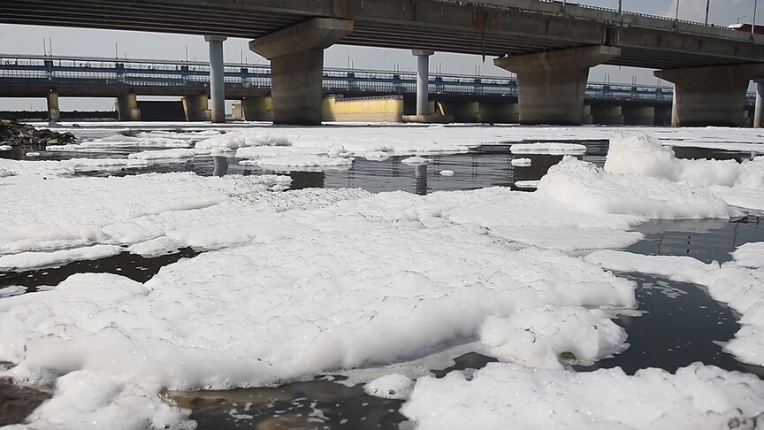 Shkuma toksike mbulon lumin Yamuna në New Delhi