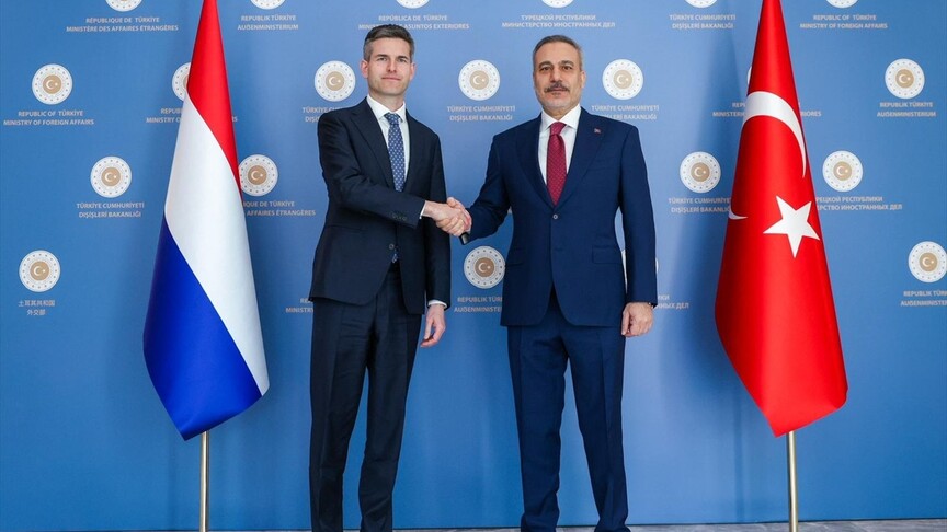 Ministri i Jashtëm turk takohet me homologun e tij holandez