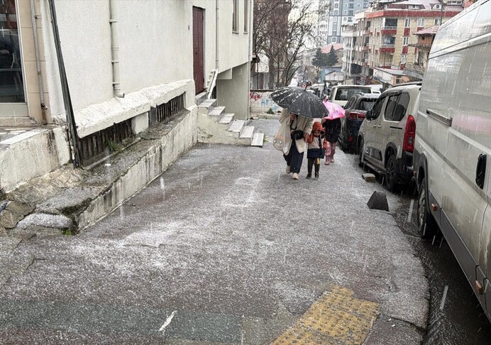 İstanbul'un bazı bölgelerinde sağanak ve dolu etkili oldu