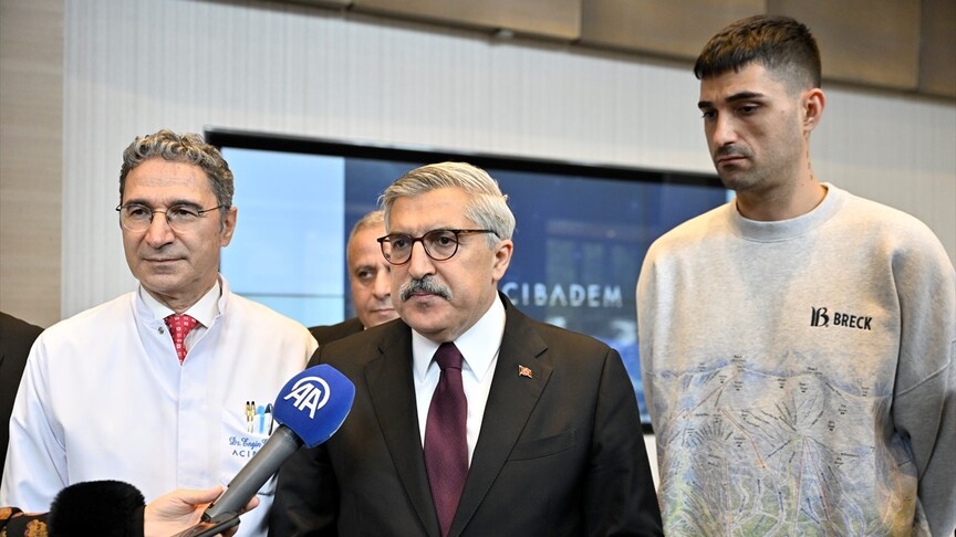 AK Parti Genel Başkan Yardımcısı Yayman, sanatçı İbrahim Tatlıses'i hastanede ziyaret etti