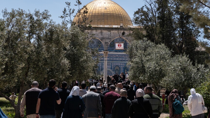 İsrail'in kısıtlamalarına rağmen Filistinliler, savaş bahanesiyle 5 haftadır kapalı olan Aksa'ya akın etti