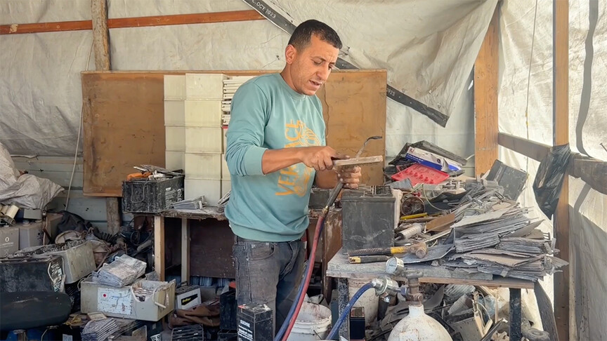 Gazzeli genç, "çadır atölyesinde" eski aküleri onararak mevcut krize çözüm bulmaya çalışıyor