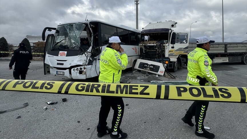 Karaman'da işçi servisi ile tır çarpıştı, 12 kişi yaralandı
