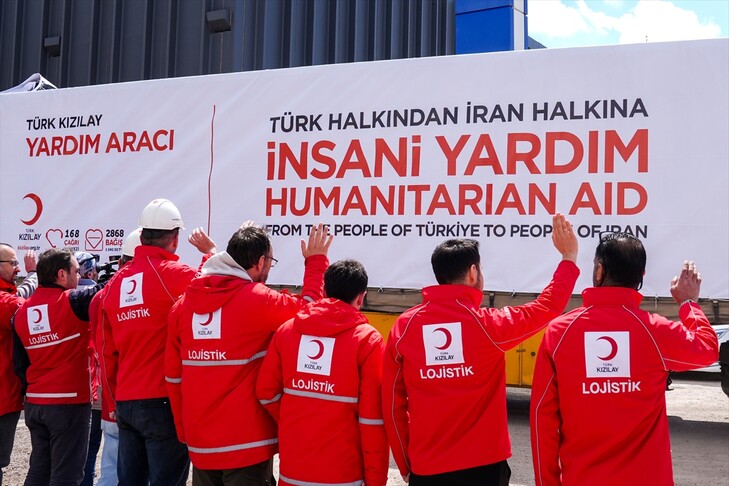 Türk Kızılayın İran için hazırladığı insani yardım malzemelerini taşıyan 4 tır yola çıktı